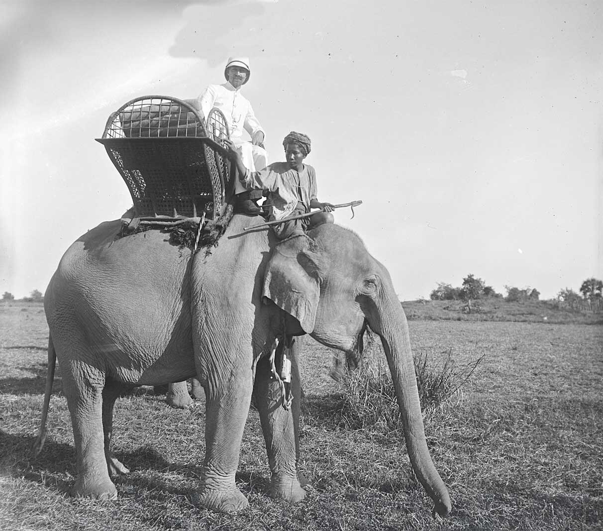 Cambodge._Phnom-Penh,_à_éléphant_(A._Salles)_-_(photogr.)_A._S(alles)_-_btv1b53172493x_(1_of_3)