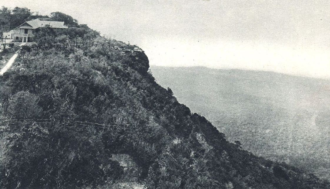 Les Khmers Rouges s'installent au Bokor Bokor - Un coin de falaise. Coll. Kamboo Nadal #102