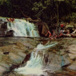 CAMBODGE 1970 BOKOR La chute d'eau de POPOKVIL Enfants Baigneurs CARTE n° 655